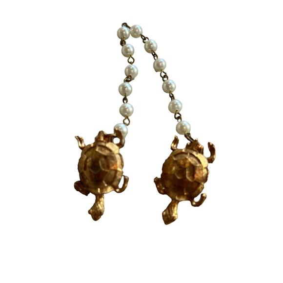 Jewelry - Vintage 1950s Sweater Guard Clip Faux Pearl Chain Gold Tone Turtle Rare
